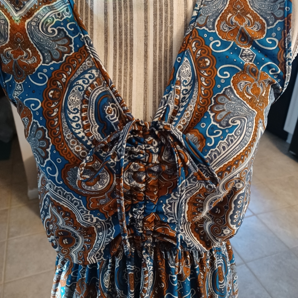 Brown Paisley tee length, v-neck, sleeveless - Picture 3 of 8